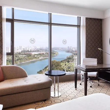מלון Sheraton Grand